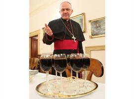Biskup Jan Baxant požehná Svatomartinské víno